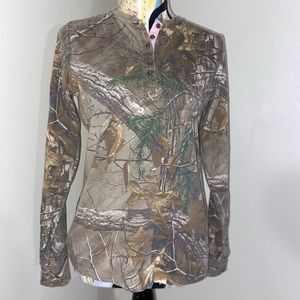 Realtree camo long sleeve. Pink lining. Size: M.